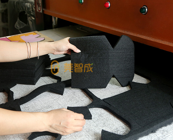 黑色針刺無紡布沖壓車間 黑色針刺無紡布沖壓車間