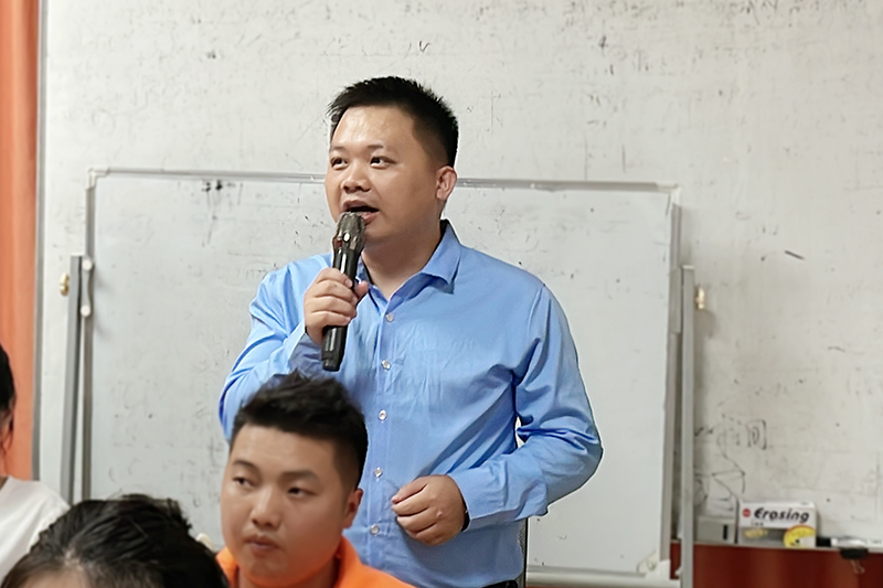 業務部吳鐘亮 業務部吳鐘亮