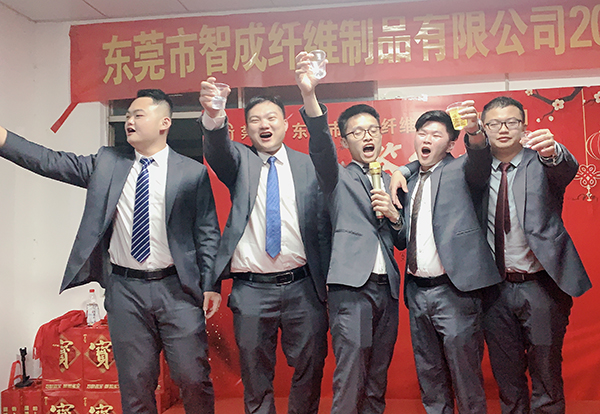 內(nèi)貿(mào)部成員舉杯共飲 內(nèi)貿(mào)部成員舉杯共飲