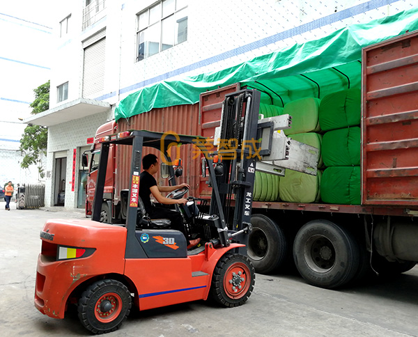 針刺無紡布原料卸貨 針刺無紡布原料卸貨