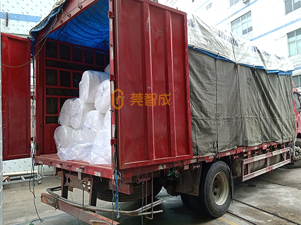 功夫不負有心人,這句話,小編想送給剛拿下120噸口罩針刺棉訂單的東莞智成纖維業務符經理。每一場合作的背后,都不是一件容易的事,能成功合作,或是客戶覺得合作方品牌可靠,亦或是相關人員服務周到。 6月17日,東莞智成纖維業務符經理終于獲得深圳鐘先生的認可。回憶起與深圳鐘先生初見,是兩天前的6月15日,這次登門拜訪,是深圳鐘先生上門考察東莞智成纖維。此次考察智成,獲得了深圳鐘先生的極大認可,從鐘先生口中得知,鐘先生此前對比了很多廠家,但只有東莞智成纖維的環境衛生能達到他的標準,這也是智成人平時做好7s管理的體現。 6月15日當天下午東莞智成纖維業務吳總監到深圳和鐘先生協商價格、合作等問題。晚上11點,智成纖維業務符經理不辭辛勞,把剛打好的樣品送到深圳,讓鐘先生試樣。 第三、第四次,是6月16日,符經理帶上張技術上門進行技術指導。前前后后兩天時間,終得深圳鐘先生一句:合同馬上簽給你。 前有劉備三顧茅廬,后有智成符經理4次登門拜訪,兩者終得盡善盡美。東莞智成纖維的每一位銷售人員,秉承著用心、不懈怠任何一位客戶的工作態度,為客戶服務著。 功夫不負有心人,這句話,小編想送給剛拿下120噸口罩針刺棉訂單的東莞智成纖維業務符經理。每一場合作的背后,都不是一件容易的事,能成功合作,或是客戶覺得合作方品牌可靠,亦或是相關人員服務周到。 6月17日,東莞智成纖維業務符經理終于獲得深圳鐘先生的認可。回憶起與深圳鐘先生初見,是兩天前的6月15日,這次登門拜訪,是深圳鐘先生上門考察東莞智成纖維。此次考察智成,獲得了深圳鐘先生的極大認可,從鐘先生口中得知,鐘先生此前對比了很多廠家,但只有東莞智成纖維的環境衛生能達到他的標準,這也是智成人平時做好7s管理的體現。 6月15日當天下午東莞智成纖維業務吳總監到深圳和鐘先生協商價格、合作等問題。晚上11點,智成纖維業務符經理不辭辛勞,把剛打好的樣品送到深圳,讓鐘先生試樣。 第三、第四次,是6月16日,符經理帶上張技術上門進行技術指導。前前后后兩天時間,終得深圳鐘先生一句:合同馬上簽給你。 前有劉備三顧茅廬,后有智成符經理4次登門拜訪,兩者終得盡善盡美。東莞智成纖維的每一位銷售人員,秉承著用心、不懈怠任何一位客戶的工作態度,為客戶服務著。