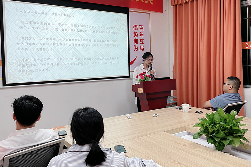 梁湘鈺帶來的是《愚人食鹽》 梁湘鈺帶來的是《愚人食鹽》